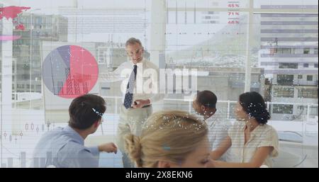 Image de l'interface infographique se déplaçant sur divers hommes d'affaires donnant la présentation à des collègues Banque D'Images