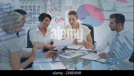 Image de l'interface infographique se déplaçant sur divers collègues discutant de documents et de rapports Banque D'Images