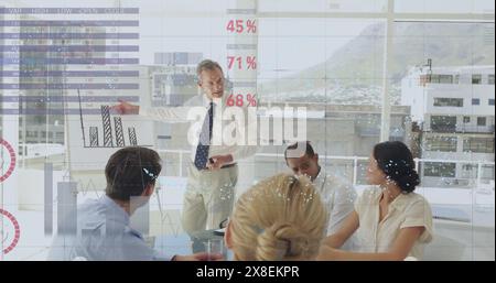 Image de l'interface infographique se déplaçant sur divers hommes d'affaires donnant la présentation à des collègues Banque D'Images