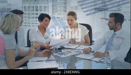 Image de l'interface infographique se déplaçant sur divers collègues discutant de documents et de rapports Banque D'Images