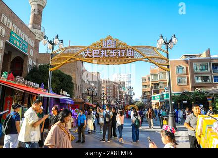 URUMQI, CHINE - 24 MAI 2024 - les touristes visitent le Grand Bazar international du Xinjiang à Urumqi, la région autonome ouïgur du Xinjiang du Nord-Ouest de la Chine, Banque D'Images