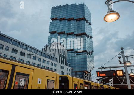 Warschauer Straße U bahn station et arrière-plan de EDGE East Side Berlin, Amazon Tower. Banque D'Images