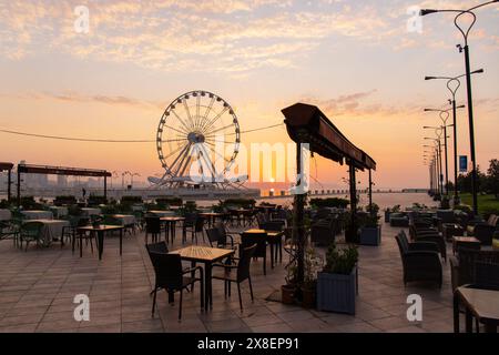 Bakou. Azerbaïdjan. 08.20.2021. Lever de soleil jaune sur le café sur le boulevard. Banque D'Images