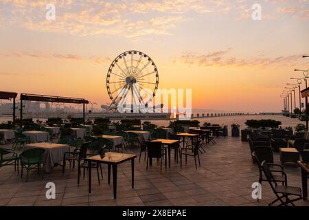 Bakou. Azerbaïdjan. 08.20.2021. Lever de soleil jaune sur le café sur le boulevard. Banque D'Images