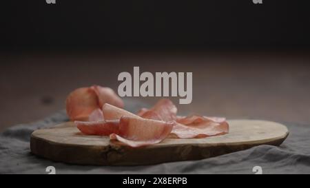 tranches de bresaola sur une planche à découper à olives, photo large Banque D'Images