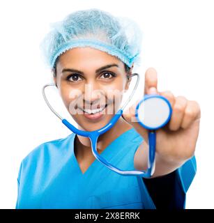 Femme indienne, main et stéthoscope pour la cardiologie ou les soins de santé, vérifier et consulter sur fond de studio. Portrait, sourire et professionnel avec Banque D'Images