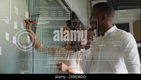 Image de graphiques, de barres et de cercles de chargement, de collègues discutant des rapports sur le tableau blanc Banque D'Images