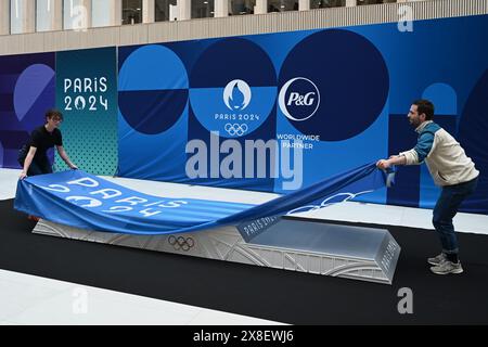 Pékin, France. 23 mai 2024. Le personnel dévoilera le podium de Paris 2024 lors d’une cérémonie de dévoilement des podiums des Jeux Olympiques et Paralympiques de Paris 2024 qui se sont tenus à Saint Denis près de Paris, France, le 23 mai 2024. Crédit : Julien Mattia/Xinhua/Alamy Live News Banque D'Images