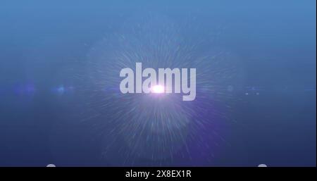 Lumière vive au centre émettant des rayons colorés sur fond bleu Banque D'Images