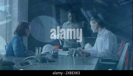 Image de l'interface infographique au-dessus de divers hommes marchant vers des collègues discutant des idées au bureau Banque D'Images