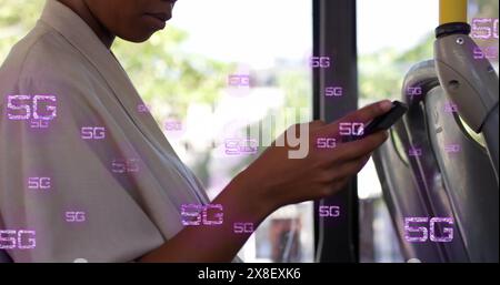 Image de texte multiple 5g sur cheveux courts femme afro-américaine défilant sur téléphone portable dans le bus Banque D'Images