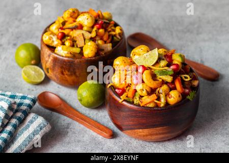 Focus sélectif de délicieux Makhana chaat, fait de graines de lotus grillées. Banque D'Images