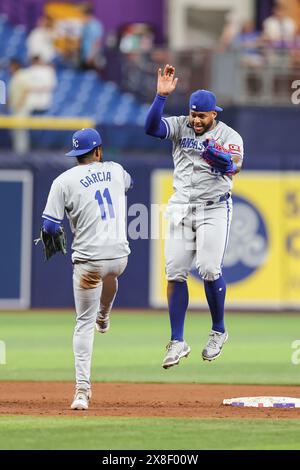 Petersburg, FL : Maikel Garcia, troisième base des Royals de Kansas City (11) et Garrett Hampson (2) célèbrent la victoire après un match de la MLB contre th Banque D'Images