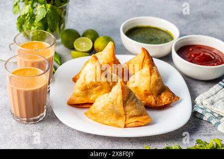 Sélection Focus Samosa, pâtisserie aux pommes de terre épicées, croustillante, salée et populaire en-cas indien servi avec des thés chutney à la tomate et à la menthe. Banque D'Images