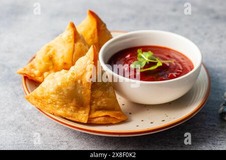 Sélection Focus Samosa, pâtisserie aux pommes de terre épicées, croustillante, salée, populaire en-cas indien servi avec sauce tomate. Banque D'Images