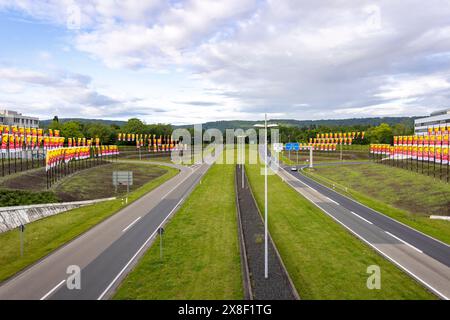 Bonn, Allemagne. 25 mai 2024. La jonction Bonn-Bad Godesberg sur l'autoroute 562 est maintenant appelée Platz des Grundgesetzes. Une particularité sont les 200 mâts de drapeau, qui sont actuellement des drapeaux sur le thème du 75e anniversaire de la Loi fondamentale. Crédit : Thomas Banneyer/dpa/Alamy Live News Banque D'Images