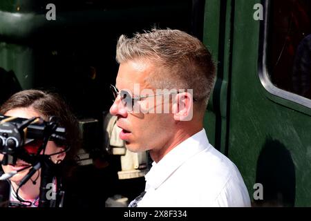 Felcsut, Hongrie. 05.24.2024. Peter Magyar, jeune homme politique de l’opposition, rencontre la presse. le site de la tristement célèbre gare miniature. Banque D'Images