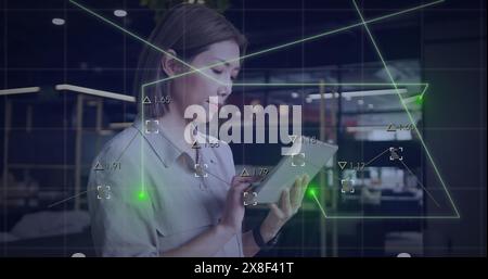 Image de lignes et de graphiques avec des chiffres changeants sur la femme asiatique à l'aide de la tablette numérique Banque D'Images