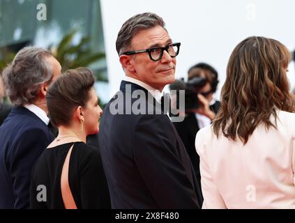 Cannes, France. 24 mai 2024. Le réalisateur français Michel Hazanavicius arrive avec les acteurs pour la projection du film 'la plus ancienne des marchandises' (la plus précieuse des cargaisons) au 77e Festival de Cannes, dans le sud de la France, le 24 mai 2024. Crédit : Gao Jing/Xinhua/Alamy Live News Banque D'Images