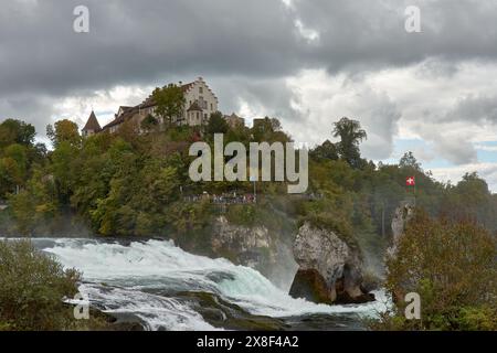 Chutes du Rhin (Rheinfall) avec château Schloss Laufen, Neuhausen près de Schaffhausen, Canton Schaffhausen, Suisse, Europe Banque D'Images