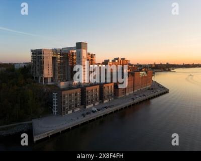 Vue aérienne de Kvarnholmen, quartier résidentiel de Nacka, en Suède, une banlieue de Stockholm, au coucher du soleil lumière du soir avec bâtiment en briques de style industriel Banque D'Images