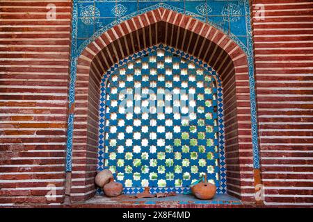 Belle fenêtre orientale dans la mosquée Shah Jahan à Thatta, Pakistan. Banque D'Images