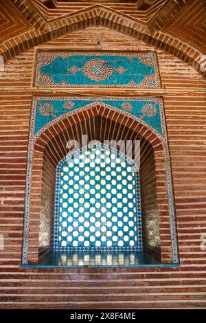 Belle fenêtre orientale dans la mosquée Shah Jahan à Thatta, Pakistan. Connu aussi sous le nom de Jamia Masjid de Thatta. Banque D'Images