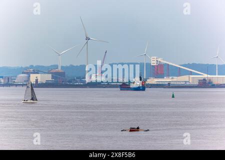 Éoliennes Avonmouth accoste avec navire se dirigeant vers le port, un yacht à voile et une formation de pilote gig out Banque D'Images