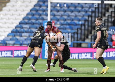 Huddersfield, Royaume-Uni. 24 mai 2024. Chris Hill des Huddersfield Giants est affronté par Tom Amone des Leigh Leopards et Frankie Halton des Leigh Leopards lors du match de la Betfred Super League Round 12 Huddersfield Giants vs Leigh Leopards au stade John Smith, Huddersfield, Royaume-Uni, 24 mai 2024 (photo de Mark Cosgrove/News images) à Huddersfield, Royaume-Uni le 24/05/2024. (Photo de Mark Cosgrove/News images/SIPA USA) crédit : SIPA USA/Alamy Live News Banque D'Images