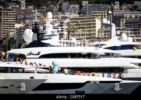 MONACO - Une œuvre d'art de l'artiste visuel Joseph Klibansky sur un yacht dans le port de Monaco. ANP SEM VAN DER WAL crédit : ANP/Alamy Live News Banque D'Images