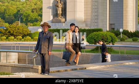 Monument historique, les résidents de Pyongyang marchent sur la place près de l'Arc de Triomphe Banque D'Images