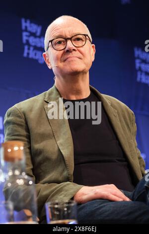 Hay Festival, Hay on Wye, Powys, pays de Galles, Royaume-Uni – samedi 25 mai 2024 – Sir Patrick Vallance ancien conseiller scientifique en chef du gouvernement britannique sur scène dans un événement de revue de presse - photo Steven May / Alamy Live News Banque D'Images