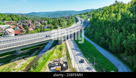 Nouvelle autoroute multivoie surélevée et virage sur l'ancienne route de Zakopianka dans le village de Lubien en Pologne, cette autoroute fait le voyage à Zakopane, région de Podhale A. Banque D'Images