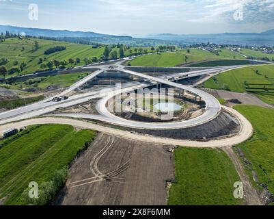 Nouveau fragment d'autoroute en construction sur la route de Zakopianka, Pologne, dégageant la ville de Nowy Targ. Rampes d'entrée et de sortie, rond-point. État en mai Banque D'Images