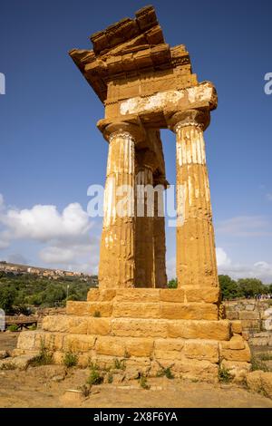 Le temple grec de Castor et Pollux, Vallée des temples, Agrigente, Sicile Banque D'Images