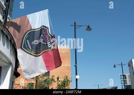 Accroché au pub de choux patch à twickenham, en angleterre, le drapeau de l'association des supporters des quins, adeptes de l'équipe de rugby des harlequins Banque D'Images