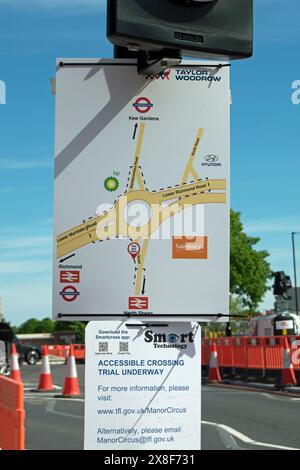 panneaux routiers temporaires décrivant les changements au rond-point manor circus et l'essai d'un passage intelligent, dans north sheen, sud-ouest de londres, angleterre Banque D'Images