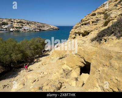 Vue sur les entrées des grottes dans les rochers de grès de l'ancienne nécropole romaine avec des grottes de grès sculptées dans le grès tombes de grotte grottes dans les rochers sur Banque D'Images