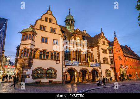 Nouvel hôtel de ville, Rathausplatz, Freiburg im Breisgau, Bade-Wuerttemberg, Allemagne Banque D'Images