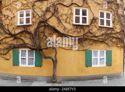 Bâtiment dans le complexe résidentiel historique Fuggerei dans la vieille ville d'Augsbourg, Augsbourg, Souabe, Bavière, Allemagne Banque D'Images