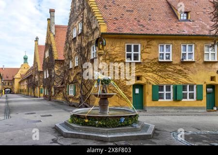 Bâtiment dans le complexe résidentiel historique Fuggerei et Fuggerei Brunnen dans la vieille ville d'Augsbourg, Augsbourg, Souabe, Bavière, Allemagne Banque D'Images