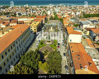 Vue aérienne de Piazza della Liberta à Giulianova vers le port et la mer Adriatique. Giulianova, province de Teramo, Abruzzes, Italie, Europe Banque D'Images