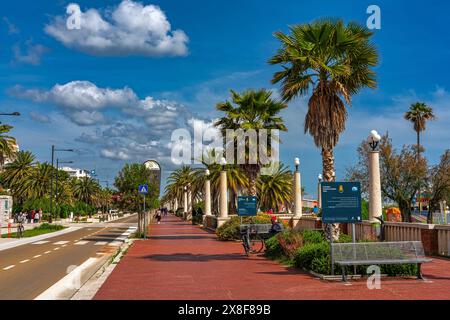Le front de mer monumental de Giulianova dans un style Art Nouveau avec des colonnes de travertin et des palmiers. Giulianova, province de Teramo, Abruzzes, Italie Banque D'Images
