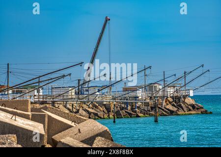 Dans le port de Giulianova, le «caliscendi», des structures en bois utilisées pour la pêche à petite échelle qui dépassent des rochers dans la mer. Abruzzes Banque D'Images