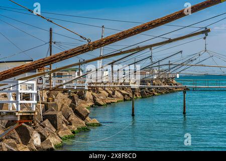 Dans le port de Giulianova, le «caliscendi», des structures en bois utilisées pour la pêche à petite échelle qui dépassent des rochers dans la mer. Abruzzes Banque D'Images