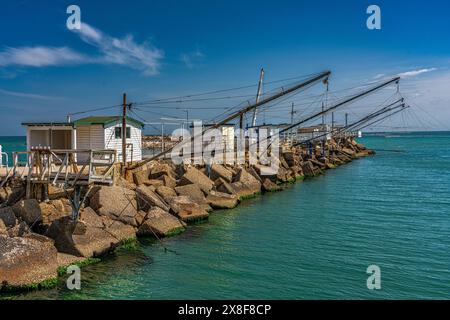 Dans le port de Giulianova, le «caliscendi», des structures en bois utilisées pour la pêche à petite échelle qui dépassent des rochers dans la mer. Abruzzes Banque D'Images