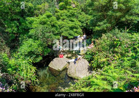 Marcheurs se dirigeant vers Fajãs de Santo Cristo sur le sentier PR1. São Jorge Island-Açores-Portugal.5-5-2024 Banque D'Images