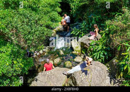 Marcheurs se dirigeant vers Fajãs de Santo Cristo sur le sentier PR1. São Jorge Island-Açores-Portugal.5-5-2024 Banque D'Images