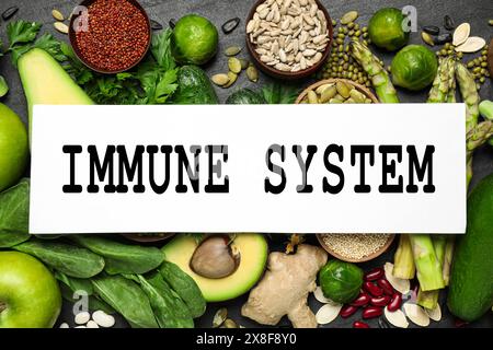 Système immunitaire boostant avec une nutrition appropriée. Différents aliments sur la table noire, plat Banque D'Images