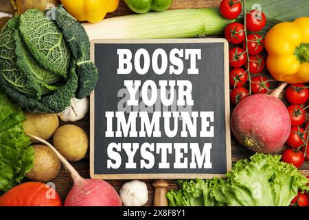 Boostez votre système immunitaire avec une alimentation appropriée. Différents aliments et petit tableau noir, plat Banque D'Images